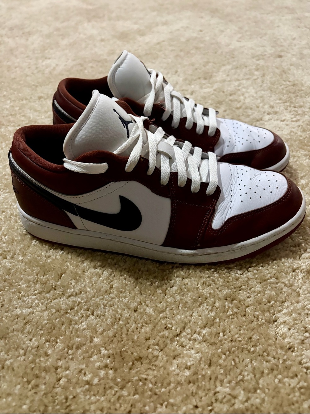Nike Men’s Low-Top Sneakers in Maroon, White & Black - Picture 2 of 5